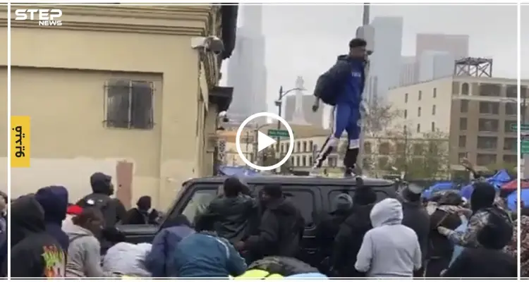 بالفيديو|| مطرب شهير يوزع كميات ضخمة من الأموال على الفقراء بطريقة جنونية: أخبار