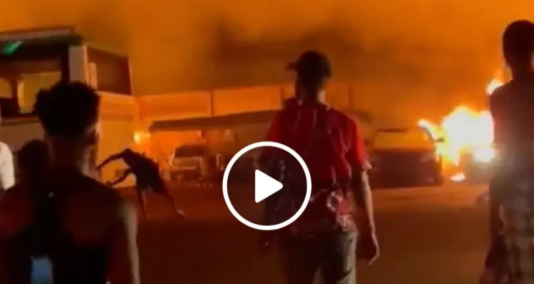 بالفيديو|| العثور على 91 جثة عقب انفجار خزان وقود في سيراليون.. والحريق يلتهم منازل ومتاجر قريبة: أخبار