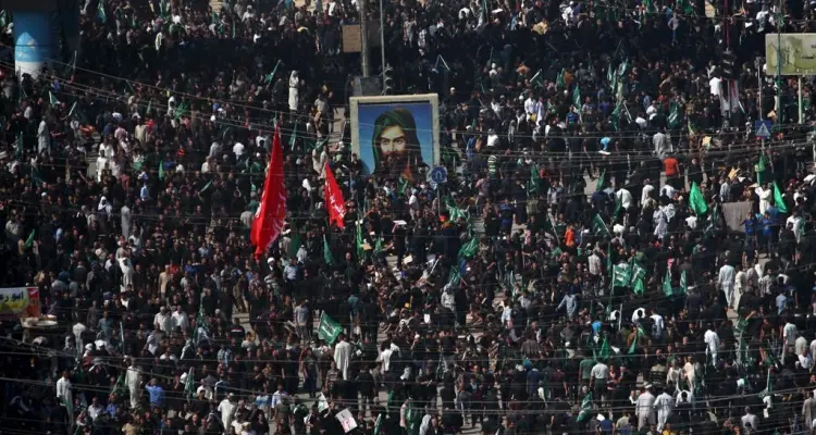 بالفيديو||إيرانيون يحاولون اقتحام معبر حدودي مع العراق.. الحشد الشعبي يؤمن لهم الطريق والحكومة تتحرك: أخبار