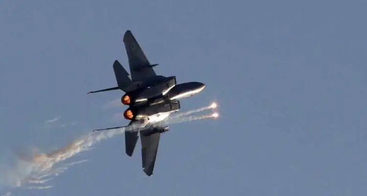 طيران إسرائيلي يقصف آلية "تنقل أسلحة" على الحدود السورية اللبنانية: أخبار