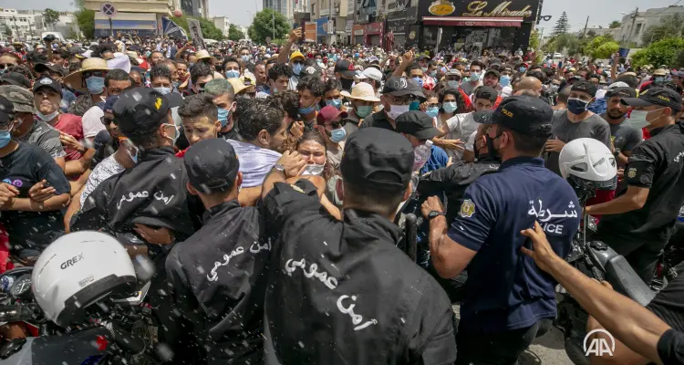 تونس.. قيس سعيد باتجاه خطوة جديدة واشتباكات بين أنصاره وأنصار "الإخوان": أخبار