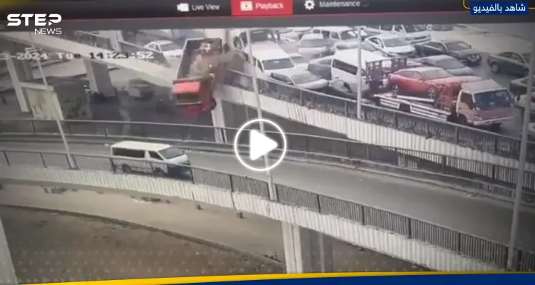 السيارات تتساقط من أعلى جسر.. فيديو لحادث مروري "مروّع" في مصر: أخبار