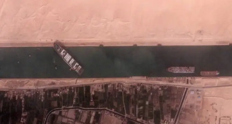 تصريح من الشركة المالكة للسفينة الجانحة بقناة السويس.. وصورة تظهر اختناق حركة مرور السفن: أخبار