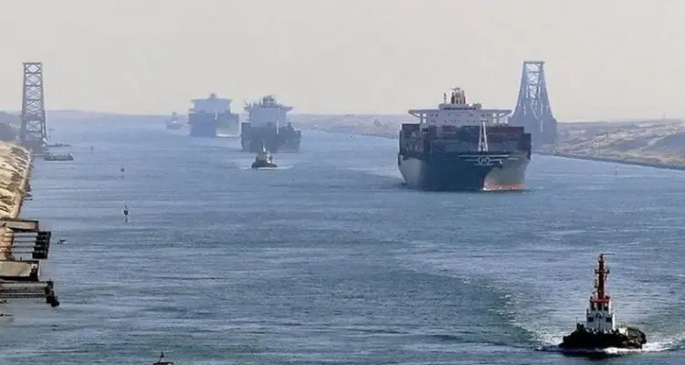 هيئة قناة السويس تكشف موعد انتهاء أزمة انتظار السفن على إثر إغلاق القناة بعد جنوح سفينة فيها: أخبار