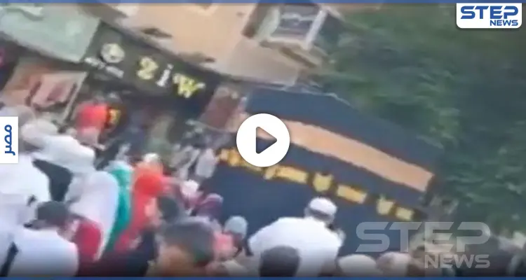 بالفيديو|| مصريون يثيرون الجدل على مواقع التواصل.. بطوافهم حول مجسم الكعبة: أخبار