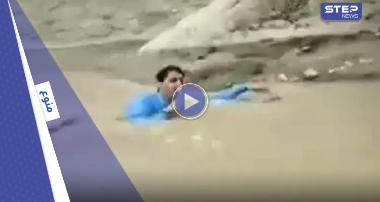 بالفيديو|| مياه السيول تجرف مذيعاً على الهواء مباشرة: أخبار