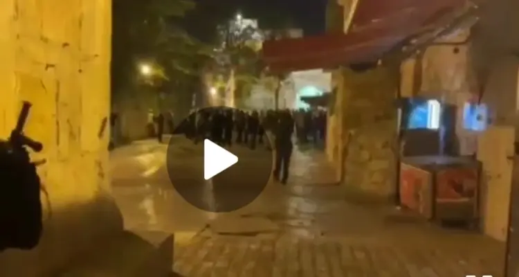 بالفيديو|| في حركةٍ مستفزة.. عشرات المستوطنين يرقصون أمام أحد أبواب المسجد الأقصى: أخبار