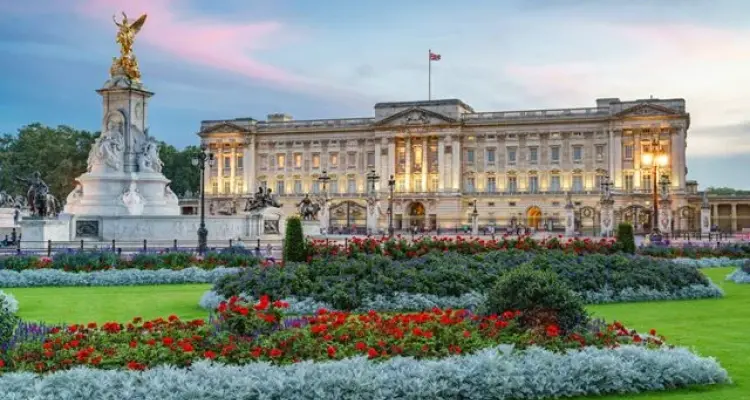 كم يبلغ سعر قصر باكنجهام وتكلفة الجولة الواحدة داخله.. تعرف على قصر الملكة البريطانية من الداخل: أخبار