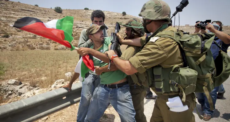 القوات الإسرائيلية "تُنكل" بفلسطيني في الضفة الغربية (فيديو): أخبار