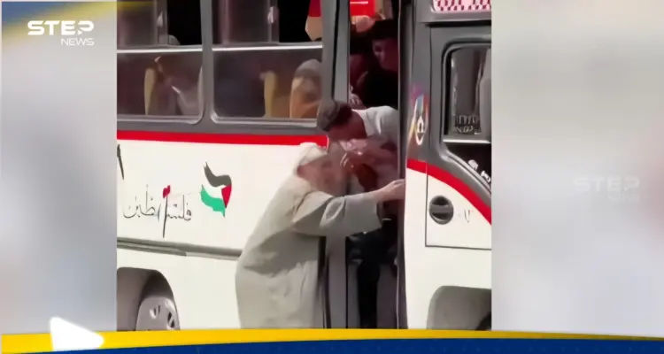 بالفيديو||  سقوط مسن من حافلة يثير غضب المصريين ويحرك الحكومة: أخبار