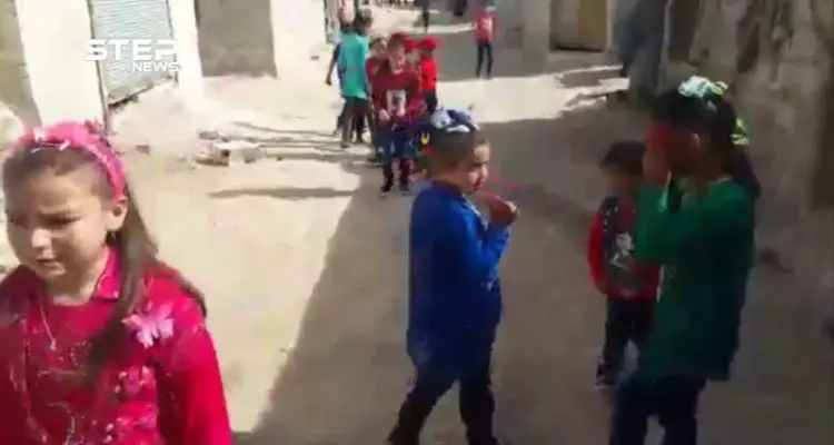 شاهد احتفال الأطفال في أول أيام عيد الفطر في مخيم أبناء مهين بريف إدلب الشمالي: أخبار