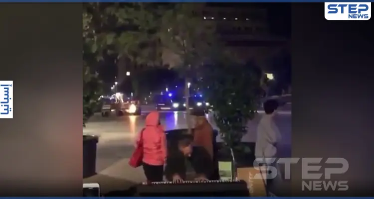 بالفيديو|| غير آبه بما يجري.. رجل إسباني يعزف البيانو فيما تدور خلفه اشتباكات عنيفة: أخبار