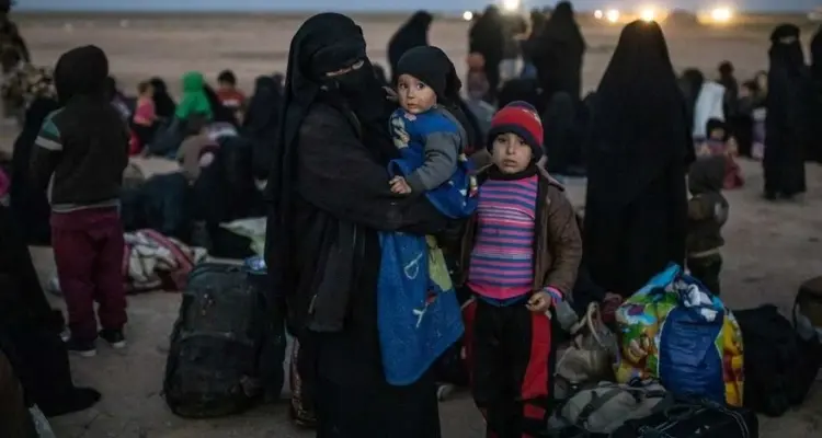 خاص|| وجيه عشيرة بارزة في الرقة يقوم بتهريب نساء داعشيات من المخيمات.!: أخبار