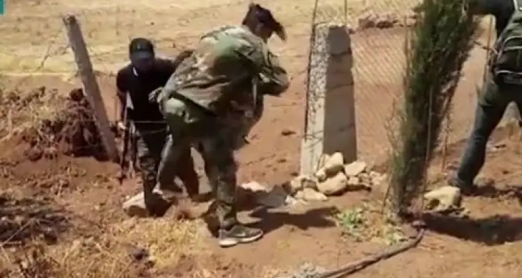 بالفيديو|| مقاتل من قوات النظام السوري ينشق مسلماً نفسه لمقاتلي درعا ويستهدف زملائه بالرصاص: أخبار