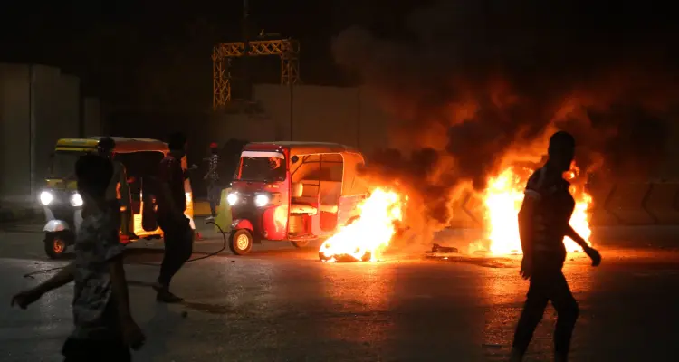 بالفيديو|| محتجون يضرمون النار أمام مبنى القنصلية الإيرانية بكربلاء ويحاصرونها.. والقوات الأمنية العراقية تتحرك: أخبار