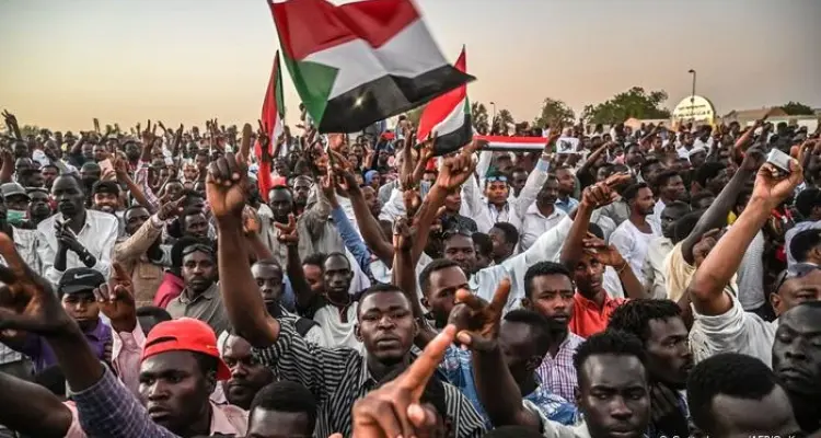 بالفيديو || آلاف السودانيين يجوبون شوارع الخرطوم مُطالبين بحكم مدني في البلاد: أخبار