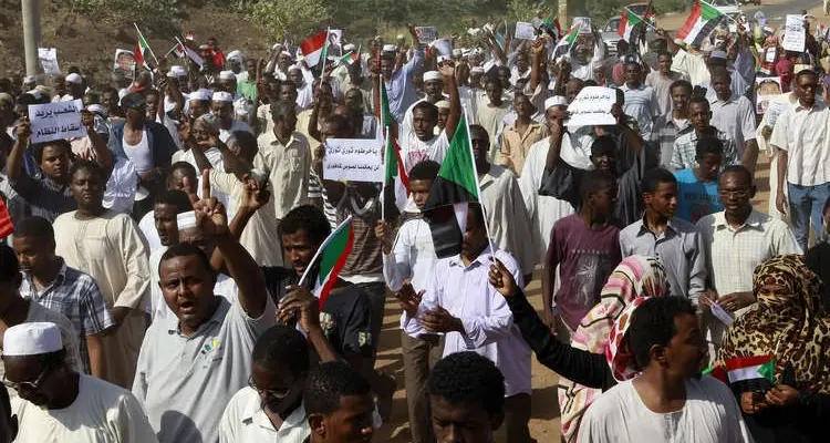الحكومة السودانية تصف المتظاهرين بـ "المندسين" والجيش يُعلن مساندتها: أخبار