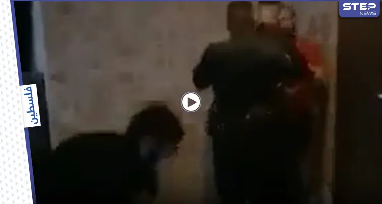 بالفيديو|| فلسطيني يركل ويلكم ضابطاً إسرائيلياً في كفر قاسم رغم الحراسة المشددة.. ونتنياهو يُعلّق: أخبار