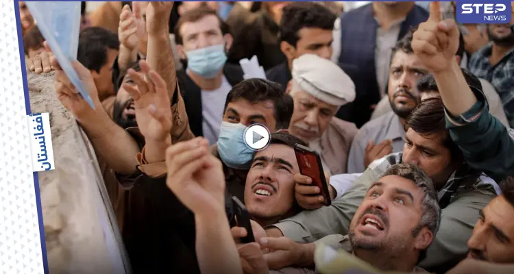 بالفيديو|| عنصر من طالبان يعتدي بالضرب المبرح على مواطنين أمام مكتب إصدار جوازات السفر: أخبار