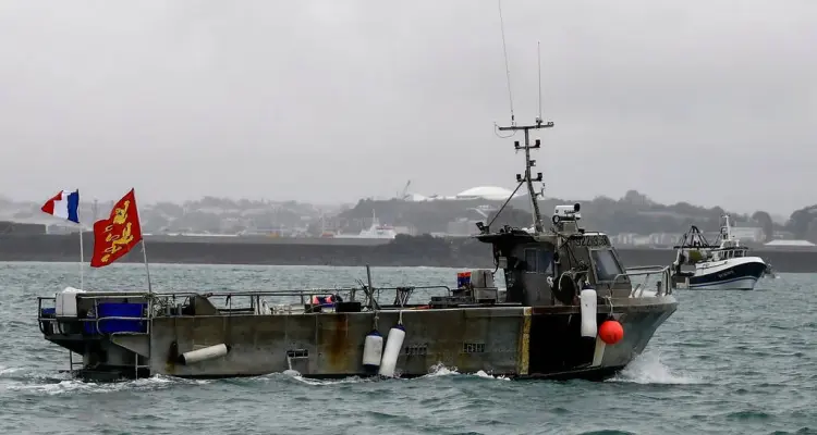 أزمة الصيد.. بريطانيا تُمهل فرنسا 48 ساعة وماكرون يهدد بـ "إجراءات انتقامية": أخبار