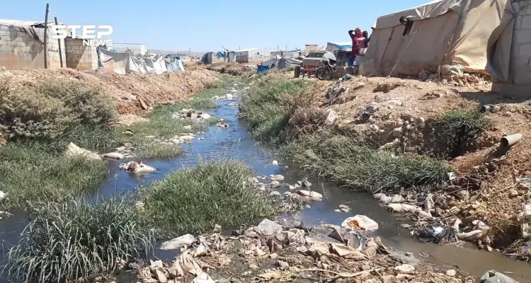 إضافة إلى ألم النزوح .. خيامهم على ضفاف قناة الصرف الصحي في أطمة بريف إدلب: أخبار