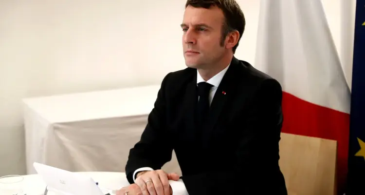 ماكرون يرحّب بطفلٍ أفغاني وصل إلى فرنسا ويوجه رسالة بتغريدة (صورة): أخبار