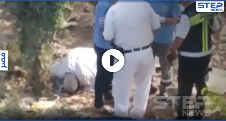 بالفيديو|| مات ساجداً.. رجل مصري يصلي بجانب الطريق فوافاه الأجل: أخبار