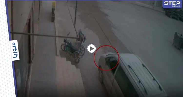نجا بأعجوبة.. سيارة كبيرة تمر فوق صبي سوري بالخطأ والأخير يركض مسرعاً من الصدمة (فيديو): أخبار