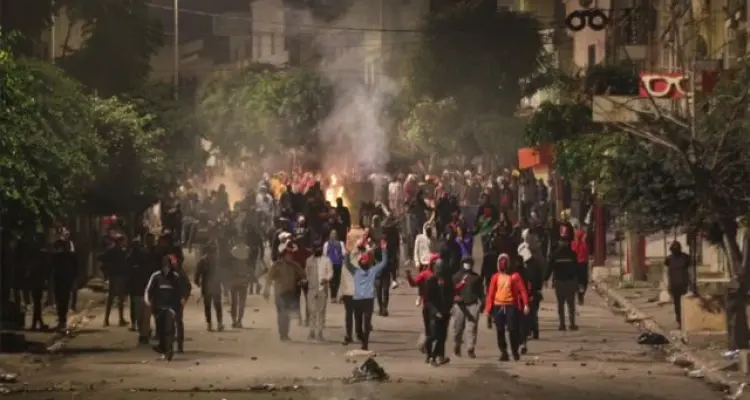 احتجاجات في تونس واشتباك مع قوات الأمن وسط العاصمة على خلفية الاعتداء على متظاهر وتعريته: أخبار