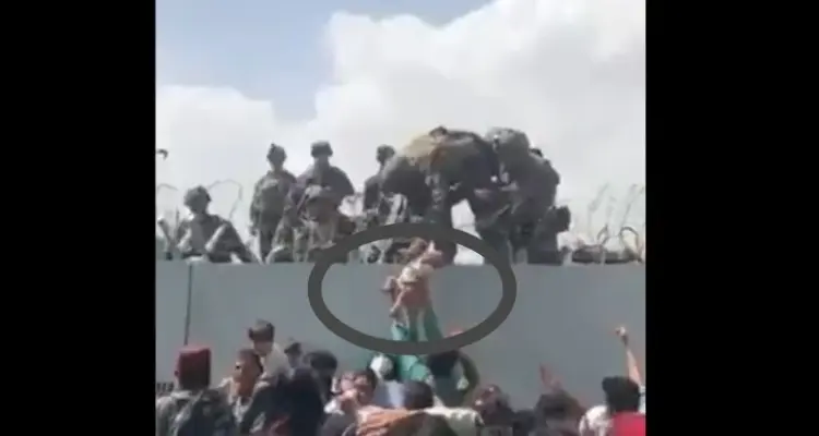 بالفيديو||نساء أفغانيات يلقين بأطفالهن لجنود بريطانيين عبر سياج مطار كابل الشائك.. وحصيلة ضحايا المطار في ارتفاع: أخبار