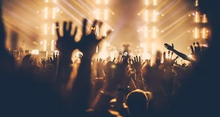 بالفيديو|| قتلى وعشرات الجرحى بحادث تدافع خلال مهرجان موسيقي بولاية تكساس الأمريكية: أخبار