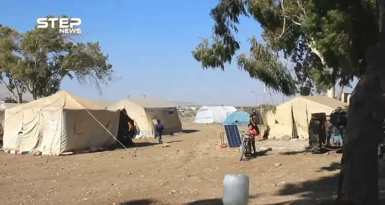 مئات العائلات تفترش الأرض في سد البالعة بريف إدلب كمركز إيواء لها: أخبار