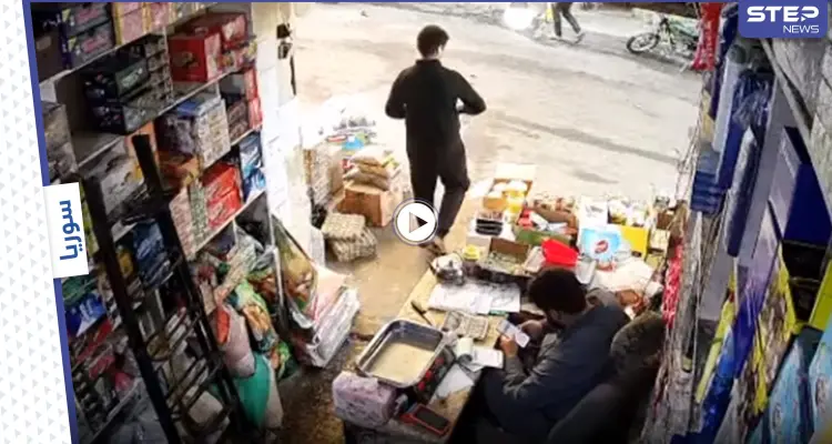 بالفيديو|| كاميرا المراقبة توثق لحظة سقوط قذيفة على محل تجاري بمدينة أريحا السورية.. "صوتها مرعب": أخبار