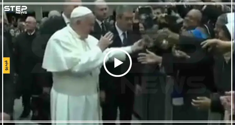 بالفيديو || بعد ضربه لسيدة برأس السنة.. بابا الفاتيكان يتبادل القبل مع راهبة: أخبار