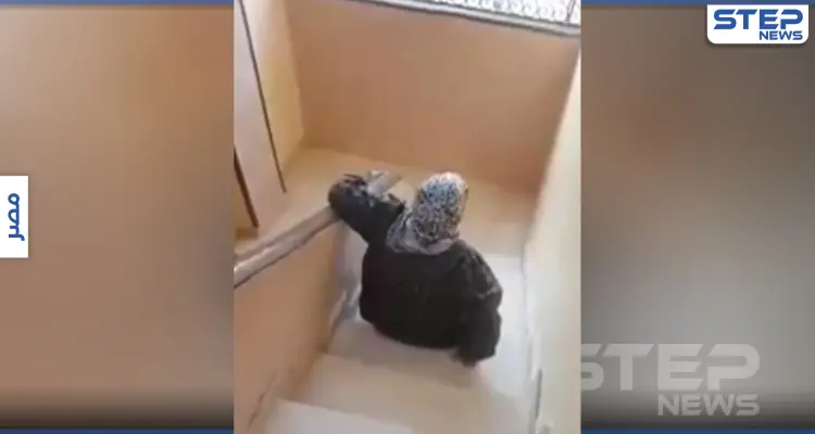 بالفيديو|| زحفاً.. شاب مصري يطرد أمه المسنة من منزله وزوجته توثّق الحدث وهي "تضحك": أخبار