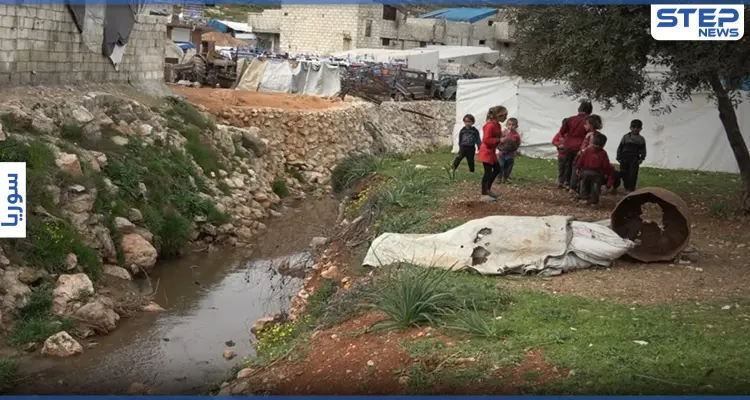 خيام غارقة بمياه الصرف الصحي.. نازحون يشكون سوء الخدمات شمال إدلب: أخبار