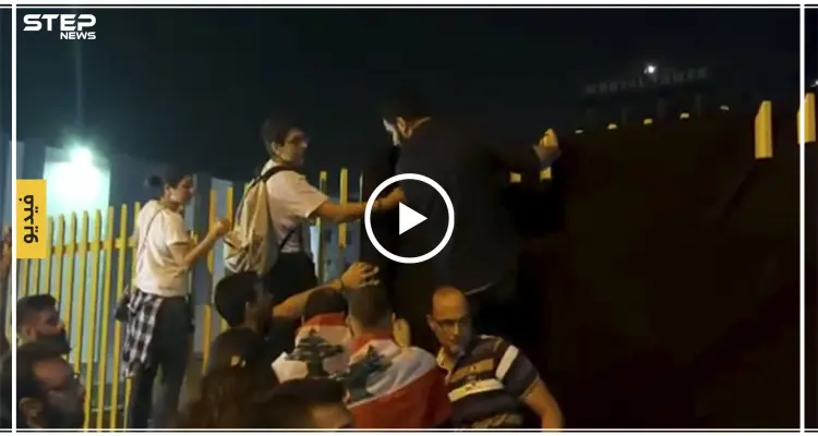 فيديو || احتجاجًا على قطعها المستمر.. المتظاهرون يغطون شركة كهرباء لبنان بالأسود: أخبار