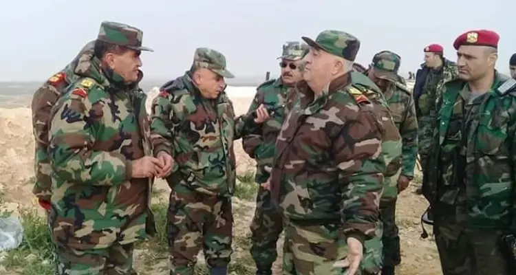 الروس يُكرّمون أحد ضباط الأسد الذي سهّل دخولهم إلى تدمر: أخبار