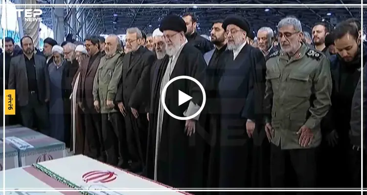 بالفيديو || "خامنئي" ينهمر بالبكاء فوق جثامين "سليماني" ورفاقه بصلاة الجنازة بطهران: أخبار
