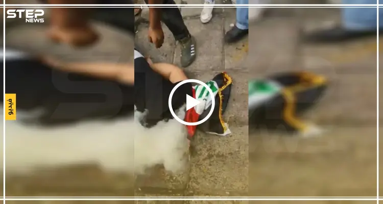 متظاهر عراقي يسقط صريعًا فوق علم بلاده عقب استقرار قنبلة مسيلة للدموع برأسه(فيديو): أخبار