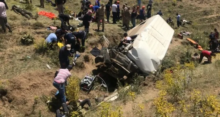 مقتل عشرات المهاجرين في تحطم حافلة كانت تقلهم سراً في تركيا: أخبار