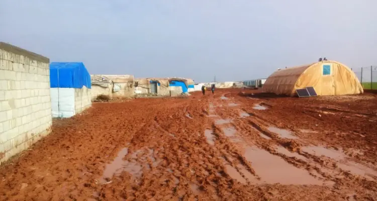 صور تظهر سوء الخدمات وقلة في الإمكانيات في مخيم "زوغرة" بريف حلب مع بداية فصل الشتاء: أخبار