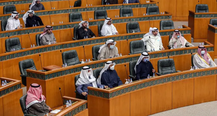 تصرف غريب من نواب مجلس الأمة الكويتي يتسبب بتوقف جلسة استجواب الحكومة الكويتية للمرة الثانية (فيديو): أخبار