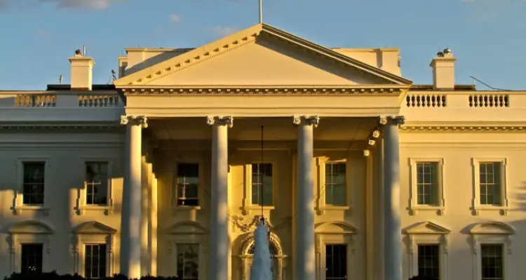 مصادر: السلطات الأمريكية تحقق في هجومٍ غامض قرب البيت الأبيض.. إليك تفاصيله: أخبار