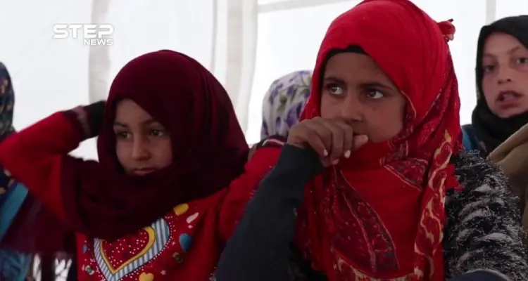 خيمتان وبضع مقاعد لأكثر من 70 طالبًا.. تحديات تواجهها مدرسة "مخيم أرض العجة" بريف إدلب: أخبار