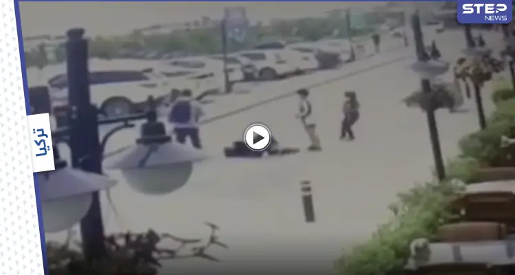 بالفيديو|| رجل سوري يبرح زوجته ضرباً وسط الشارع في اسطنبول ويهاجم الأتراك والسلطات تتدخل: أخبار