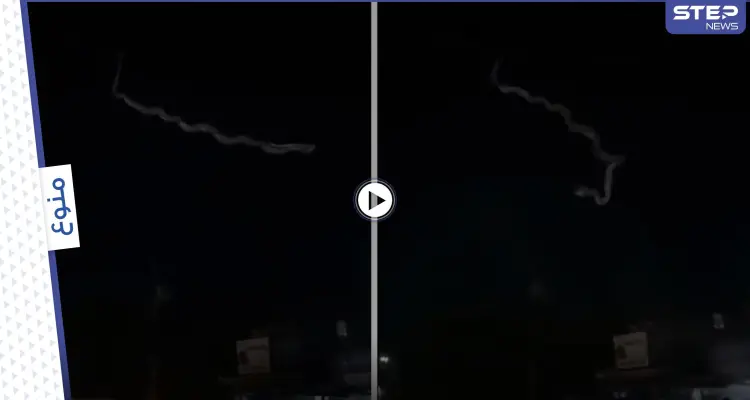 بالفيديو|| مشهد مروع لــ ثعبان في الفلبين معلق بين السماء والأرض بسوق عام ويزحف على الأسلاك الكهربائية: أخبار