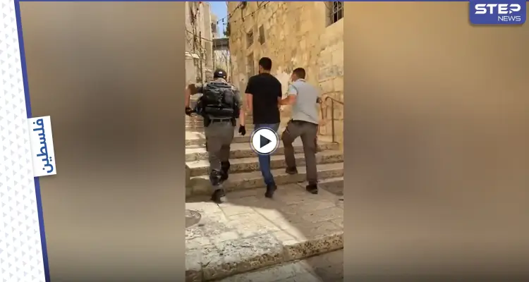 بالفيديو|| طفلة مقدسية تسأل عن "لعبتها" أثناء اعتقال القوات الإسرائيلية لوالدها.. والأب يجيب بـ "ابتسامة": أخبار