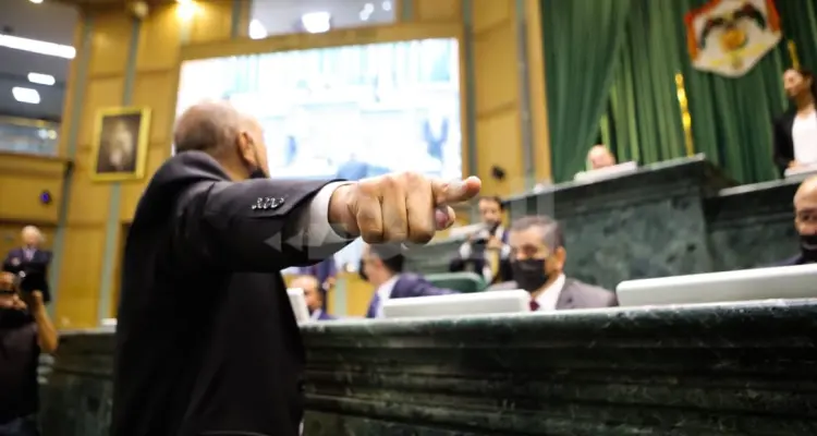 بالفيديو|| جدال حاد في مجلس النواب الأردني ونائب يطرد رئيس الوزراء من الجلسة احتجاجاً: أخبار