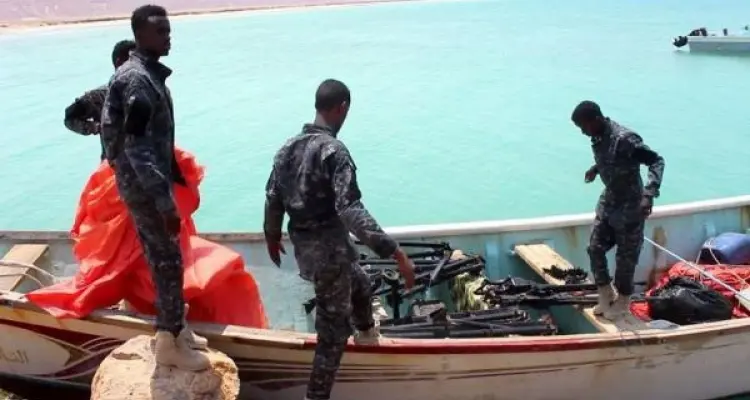 البحرية الأمريكية تصادر أسلحة مهربة قبالة سواحل الصومال.. ومسؤول يكشف وجهتها: أخبار
